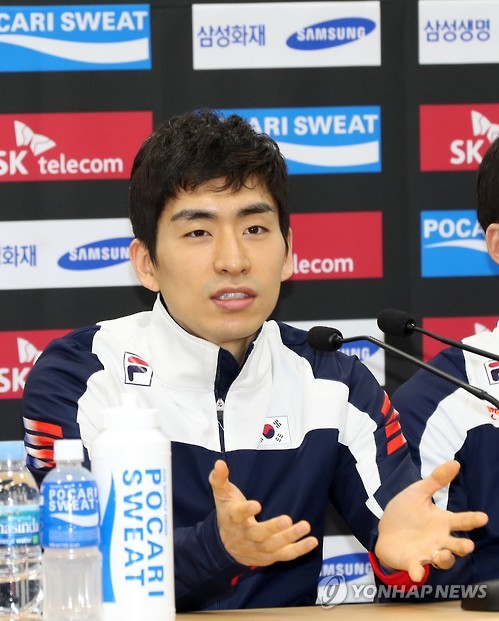 기자회견 하는 이승훈