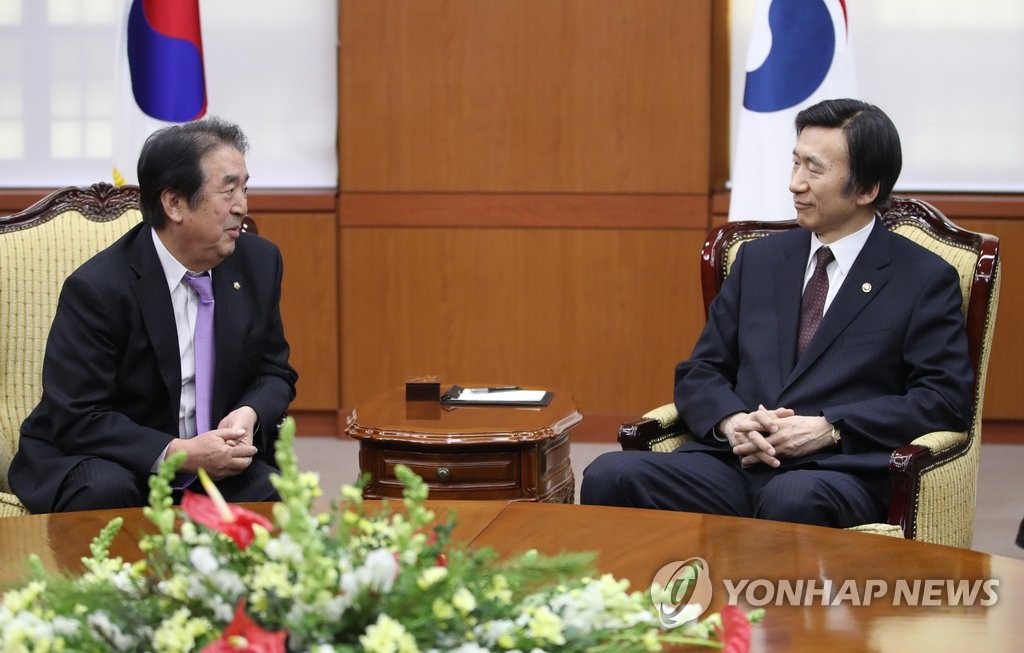 재일민단 단장과 대화하는 윤병세
(서울=연합뉴스) 김승두 기자 = 윤병세 외교부 장관이 6일 오후 서울 세종로 외교부 청사에서 재일본 대한민국민단(재일민단) 대표단 오공태 단장을 접견, 대화를 나누고 있다.2017.2.6
kimsdoo@yna.co.kr