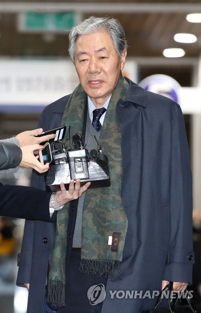 법정 나서는 이경재 변호사