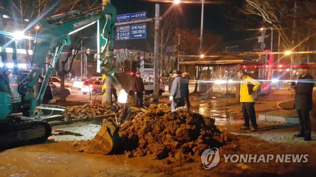 상수도 누수 도로 복구 현장