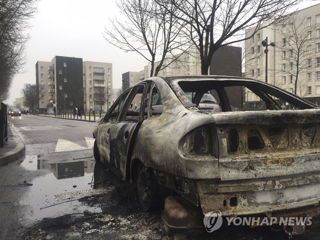 불에 탄 승용차…佛 인종 갈등 격화
