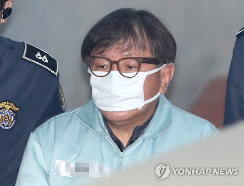 법정 향하는 송성각 전 콘텐츠진흥원장