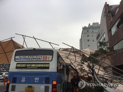 건물 안전펜스 넘어져 시내버스 덮쳐 '아찔'