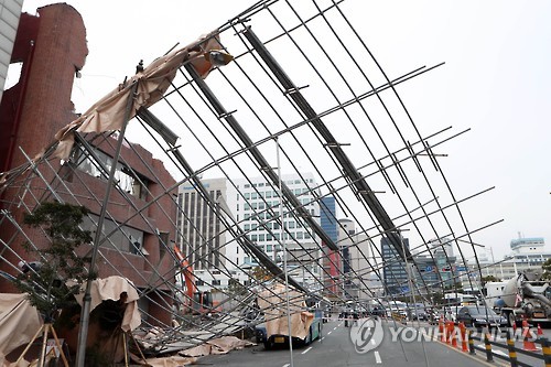 도로에 넘어진 철거공사 구조물 (부산=연합뉴스) 조정호 기자 = 8일 오후 부산 중구 중앙동에서 철거 중인 3층 건물의 안전펜스가 편도 3차선 도로를 덮쳐 교통이 통제되고 있다. 안전펜스는 지나가던 시내버스 위로 떨어졌지만, 인명피해는 발생하지 않았다. 2017.2.8 ccho@yna.co.kr