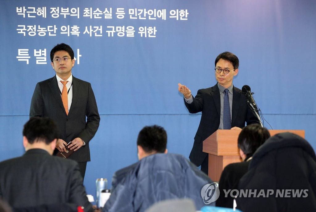 브리핑하는 이규철 특검 대변인