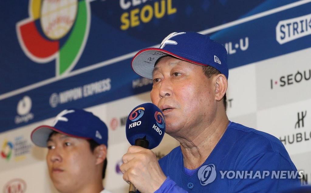 기자회견하는 WBC대표팀 김인식 감독