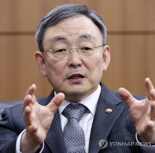 인터뷰하는 최성준 방통위원장