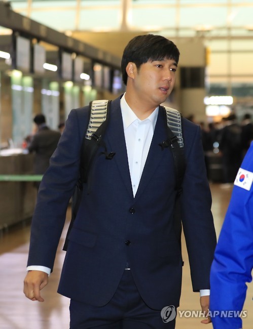 출국장 향하는 장원준