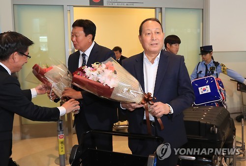 꽃다발 받은 대표팀