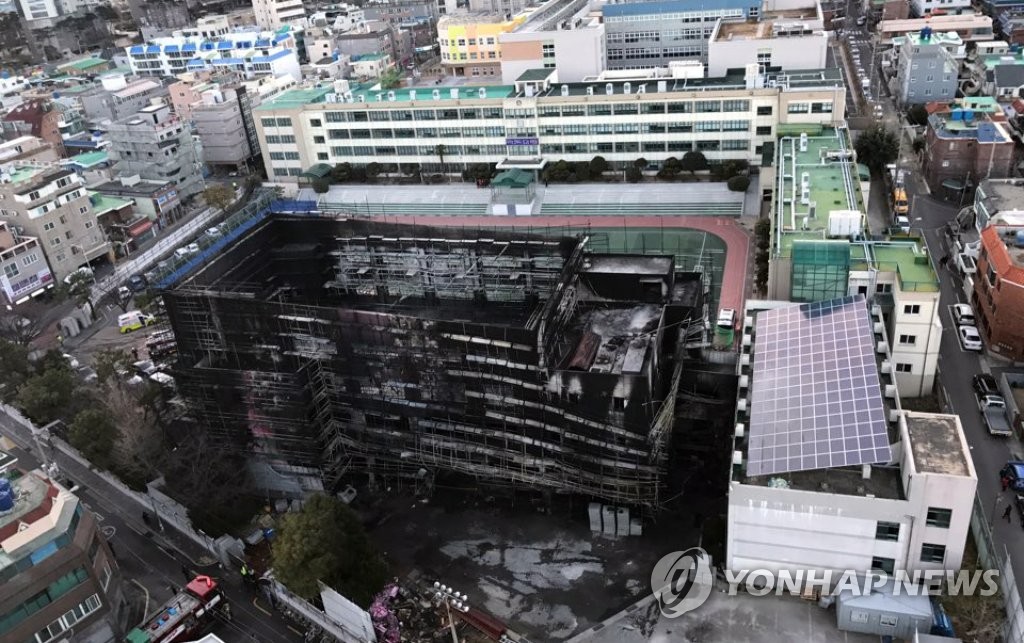 시꺼멓게 타버린 중학교 증축 공사현장