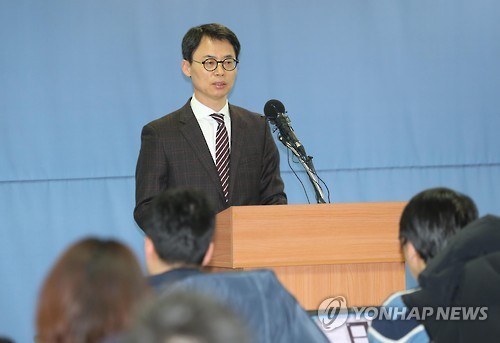 브리핑하는 이규철 특검 대변인