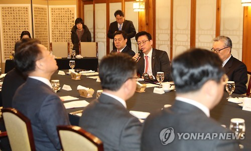 발언하는 정우택 원내대표