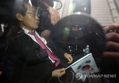 홍준표 태극기 손에 들고