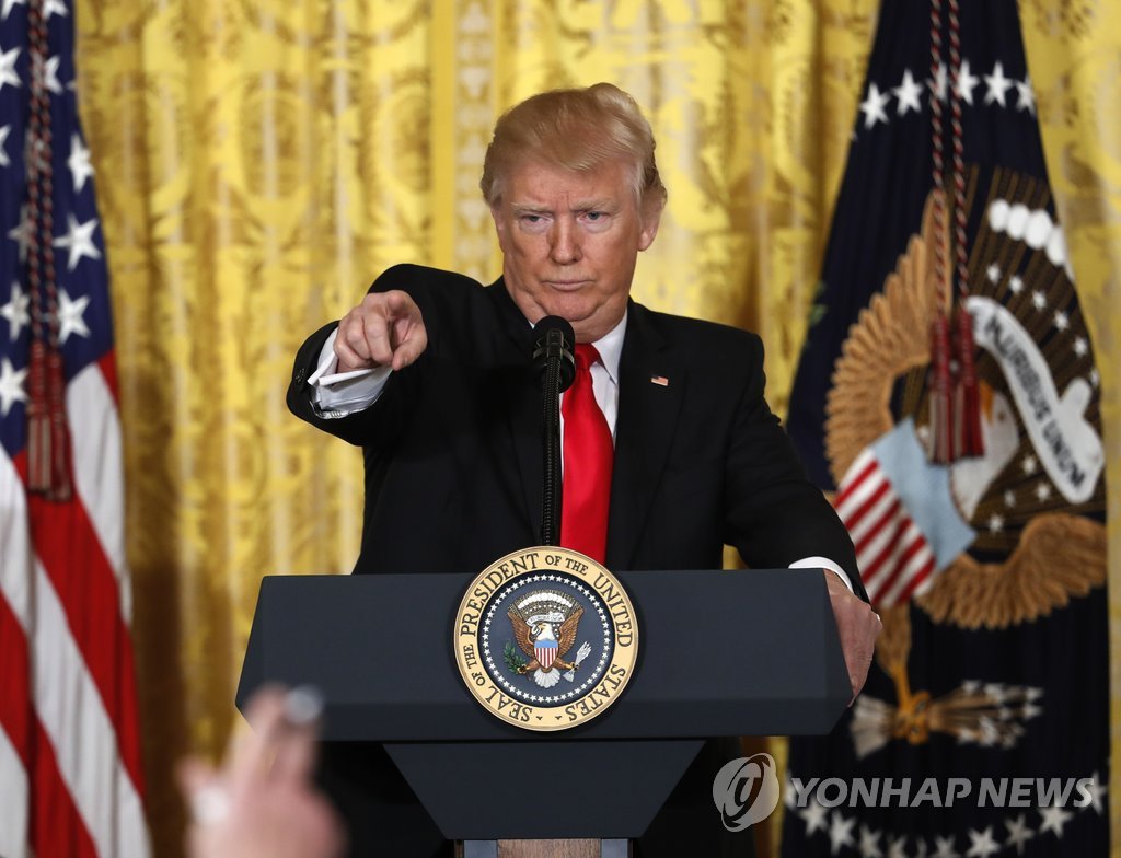 "기자들 질문하세요"…심각한 트럼프 대통령