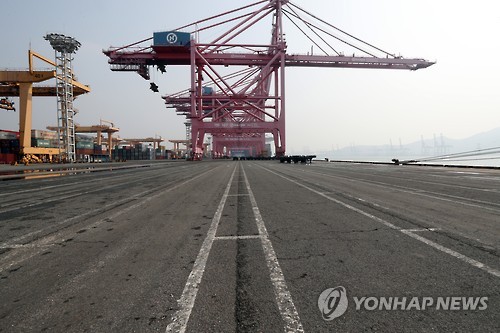 파산선고 한진해운…텅 빈 부산신항
