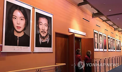 베를린에 걸린 홍상수·김민희 사진