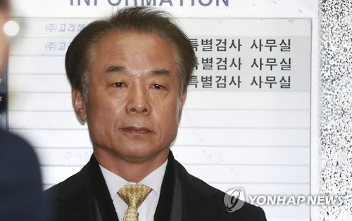 굳은 표정의 김인식 코이카 이사장