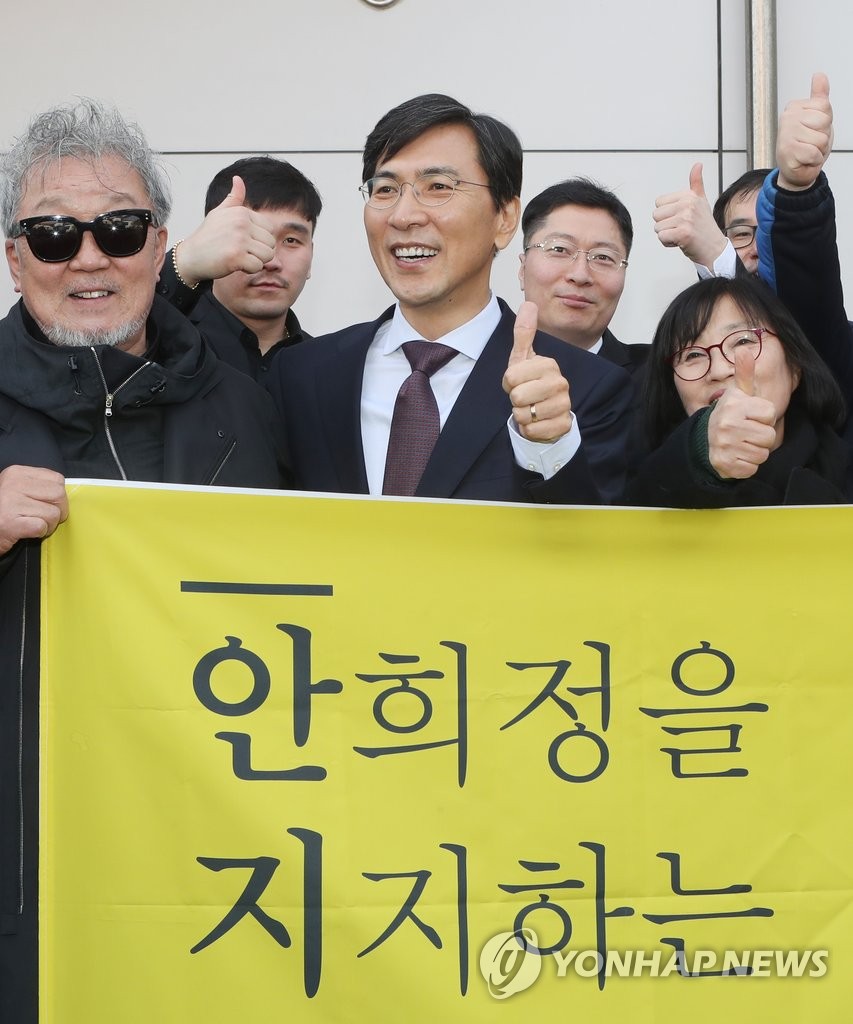 지지자들과 엄지 치켜 세운 안희정