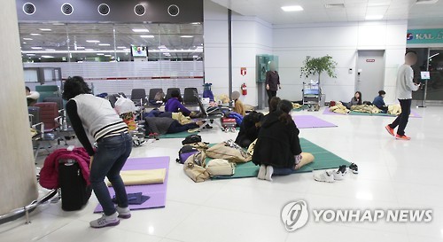 매트 깔고 쪽잠 잔 제주공항 체류객들
