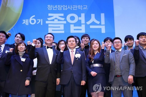 졸업생들과 기념촬영하는 황 권한대행