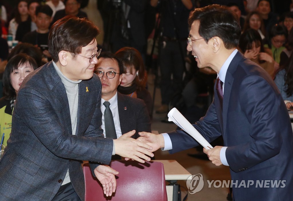 악수하는 안희정-이재명