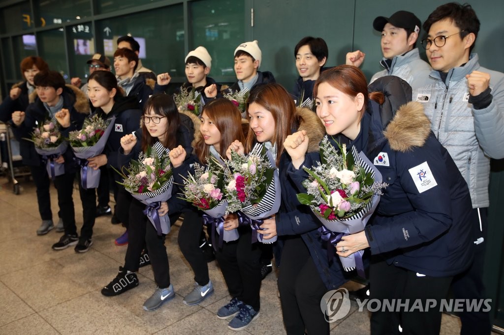 기념 촬영하는 쇼트트랙 대표팀