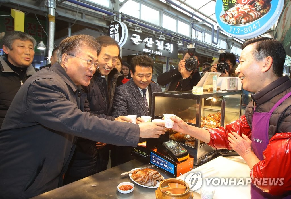 전통시장 상인과 건배하는 문재인 전 대표
