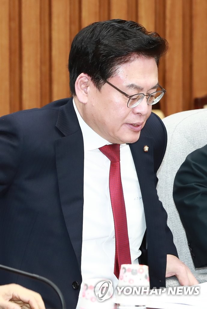 원내대책회의 참석한 정우택 원내대표