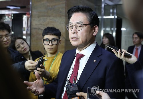 기자들과 인터뷰하는 정우택 원내대표