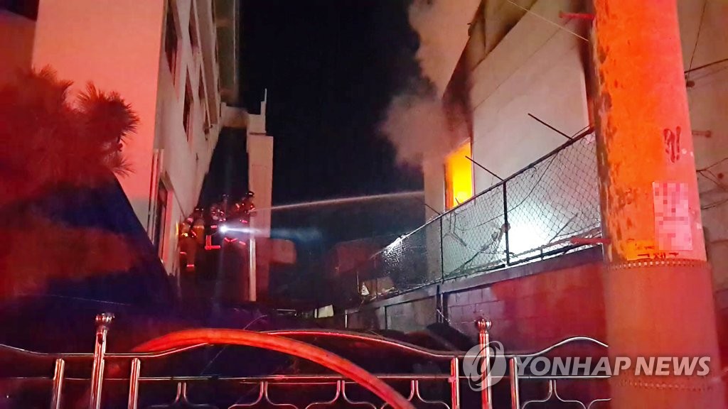 상가주택 불길 잡는 소방관들