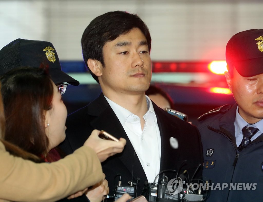 이영선 행정관. 질문에 '묵묵부답'