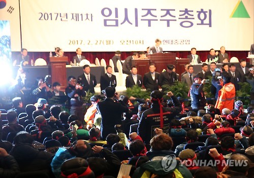 주주총회 강행하는 회사, 반발하는 노조
