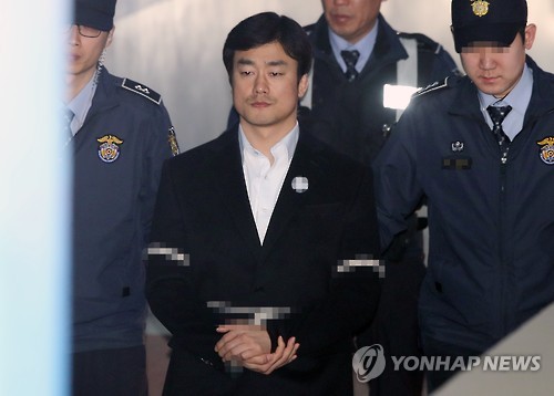 청와대 '비선진료' 의혹과 관련, 의료법 위반 등의 혐의를 받는 이영선 청와대 행정관이 2017년 2월 27일 오후 서울 서초구 서울중앙지법에서 열린 영장실질심사(구속 전 피의자심문)에 출석하고 있다. 그는 구속영장이 기각돼 석방됐다.