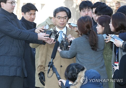 답변하는 이중환 변호사