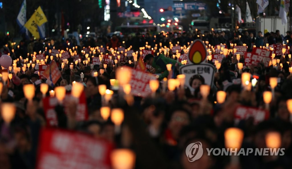 타오르는 촛불