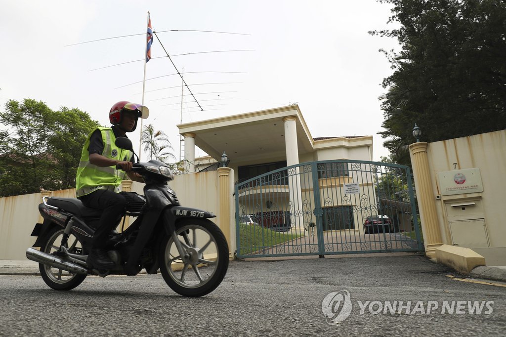 16일 말레이시아 쿠알라룸푸르에서 오토바이를 탄 경찰관이 북한 대사관 밖을 순찰하고 있다. [AP=연합뉴스자료사진]