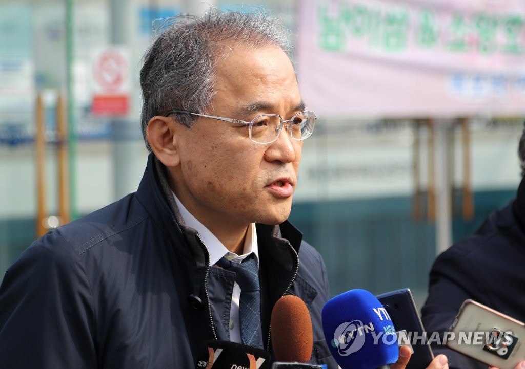브리핑하는 김창준 선체조사위원장