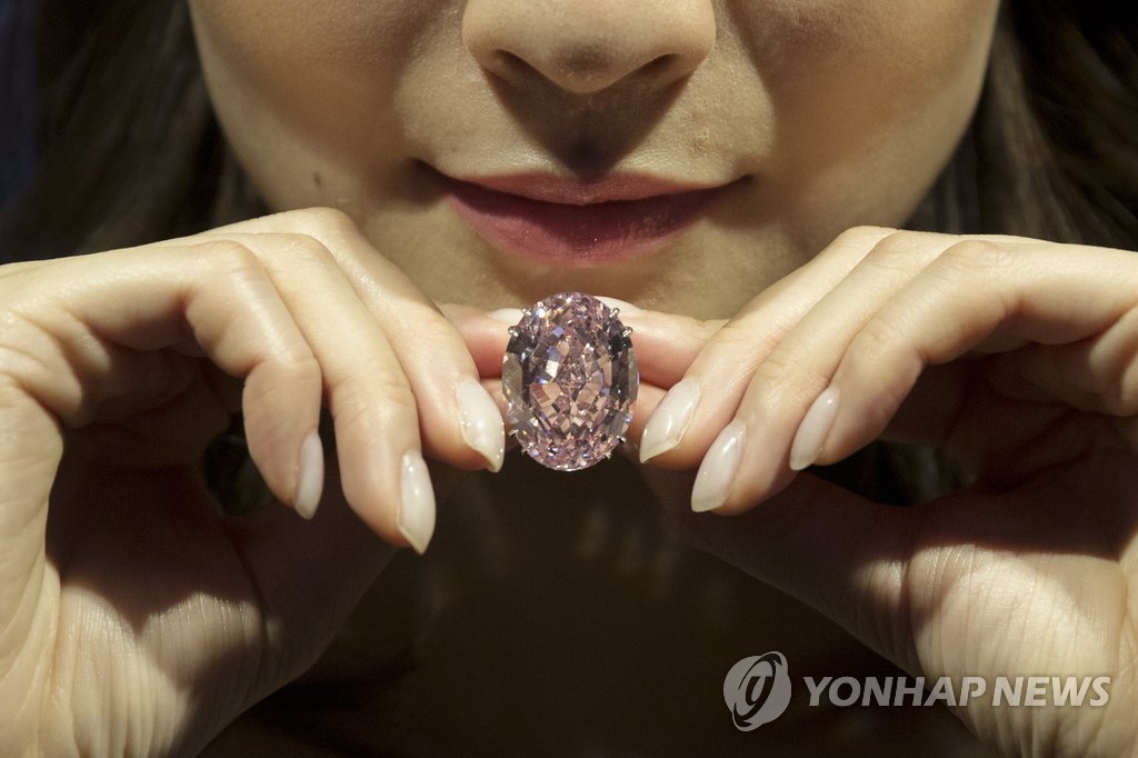 세계 최대 핑크 다이아몬드, 800억원에 낙찰