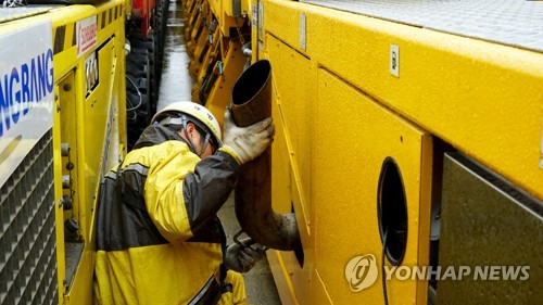 모듈 트랜스포터 준비하는 작업자