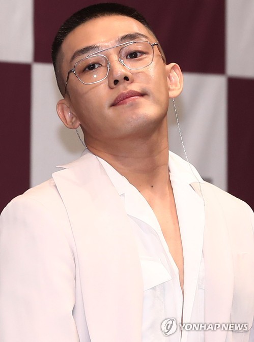 스타 작가 연기하는 유아인