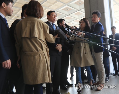 답변하는 신동빈 롯데그룹 회장