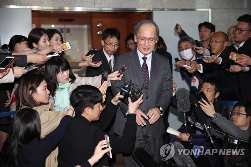 외교부 청사 나서는 일본대사