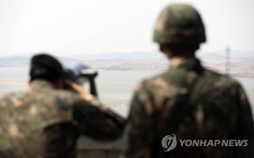 북한 황해도 살펴보는 군인들