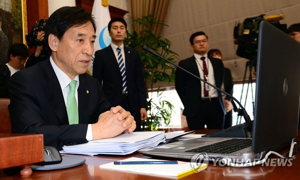 자료살피는 이주열