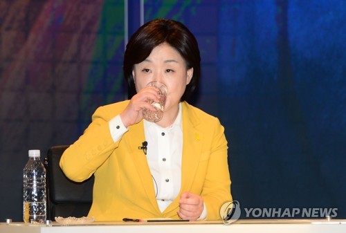 심상정 후보, 목부터 축이고