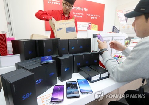 고객 인도 기다리는 갤럭시 S8, S8+