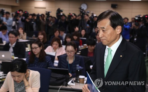 입장하는 이주열 총재