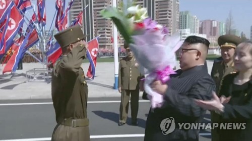북한TV, 꽃다발 챙기는 실세 김여정 모습 공개