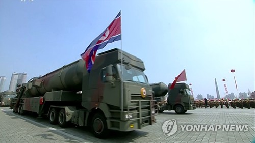 북한 열병식에 신형 ICBM 추정 미사일 첫 공개