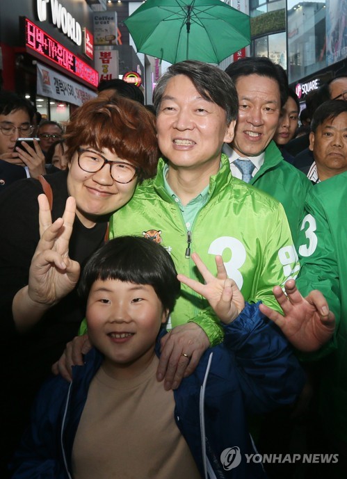 기념촬영하는 안철수